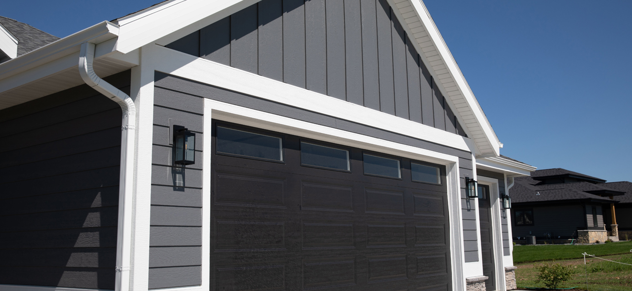 røre ved Konsekvenser Lamme 7 Garage Door Trim Ideas for Exterior Home Upgrades
